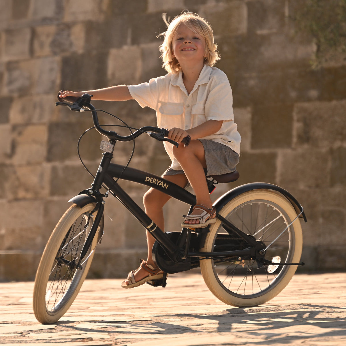 Coastline Children's Bike with Kickstand - 20 Inches