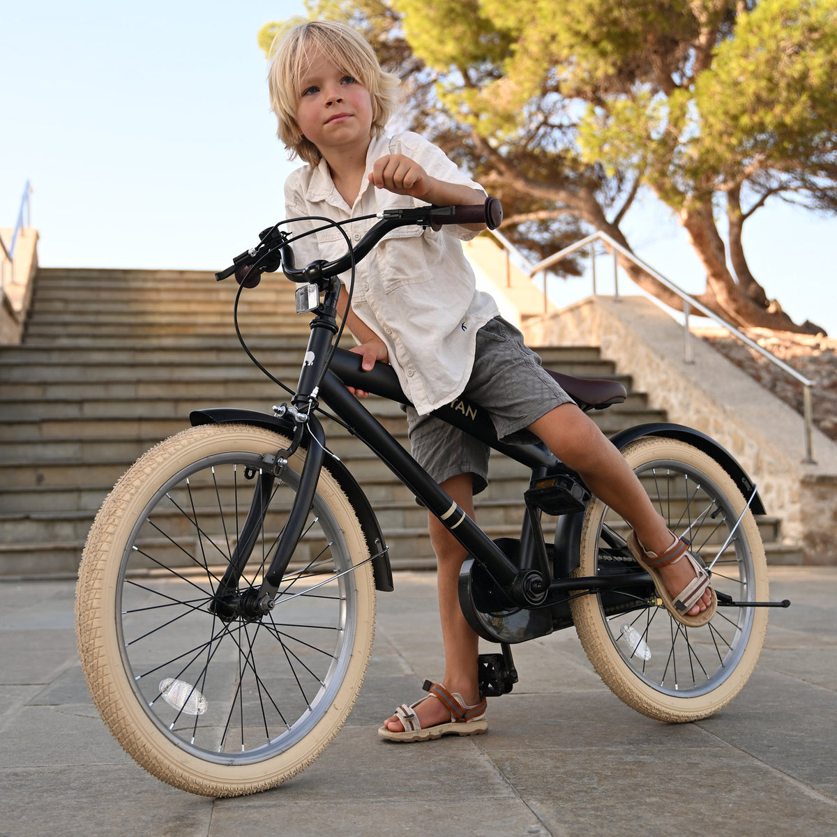 Coastline Children's Bike with Kickstand - 20 Inches