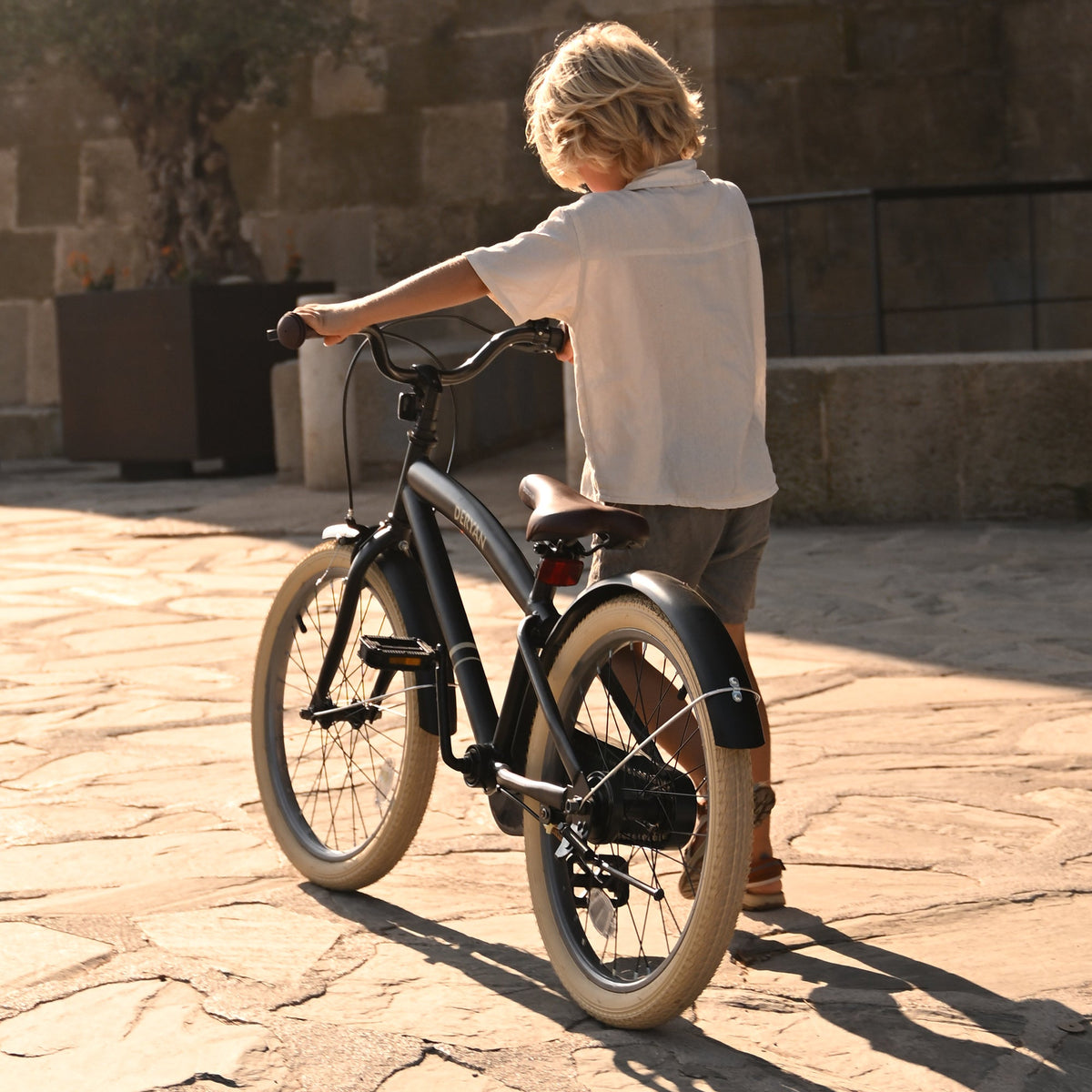 Coastline Children's Bike with Kickstand - 20 Inches