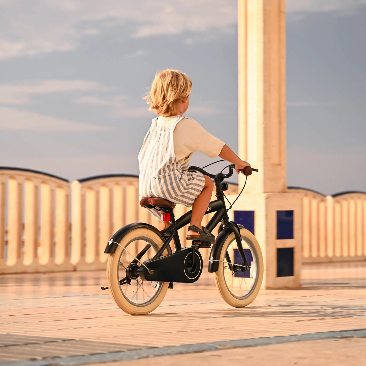 Coastline Children's Bike with Kickstand - 16 Inches